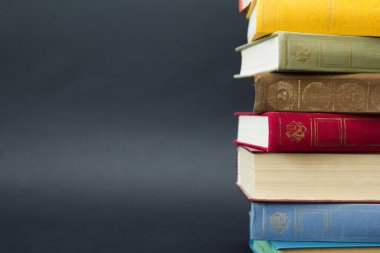 Siyah arkaplan üzerine kitap yığını