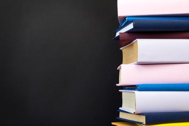 Siyah arkaplan üzerine kitap yığını