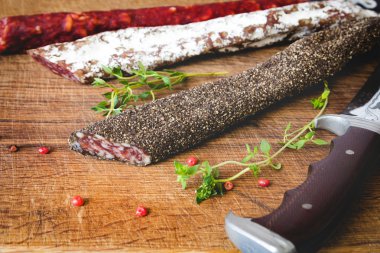 İspanyol sosis ahşap tahta üzerinde üç tür