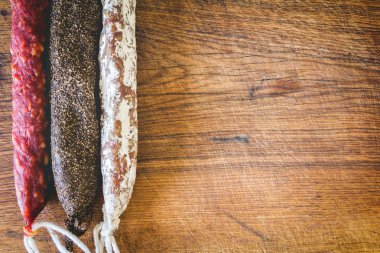 İspanyol sosis ahşap tahta üzerinde üç tür