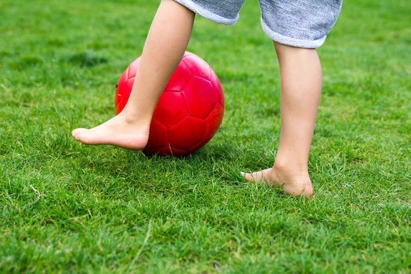 緑の芝生でサッカー少年 — ストック写真
