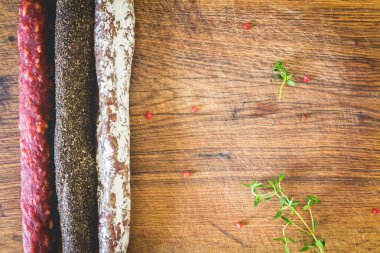 İspanyol sosis ahşap tahta üzerinde üç tür