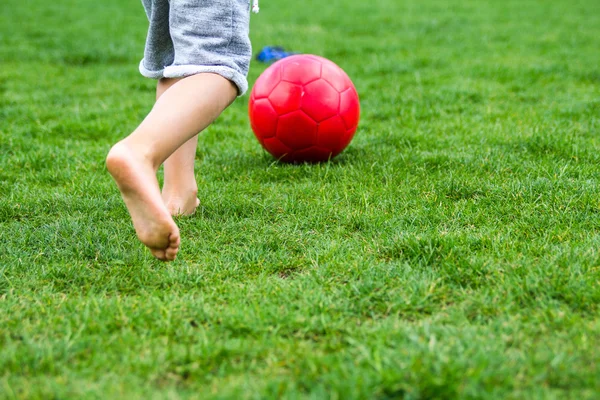 緑の芝生でサッカー少年 — ストック写真