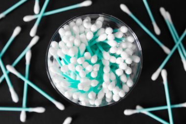 Siyah arka plan üzerine açık cam kavanoza pamuk temizleme bezi