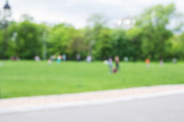 Mevsimlik arka plan geri kalan parkta sahip insan