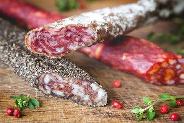 İspanyol sosis ahşap tahta üzerinde üç tür