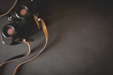 siyah arka plan üzerine eski dürbün