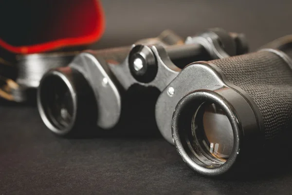 siyah arka plan üzerine eski dürbün