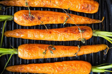 Üzerinde siyah dökme demir Tavada kavrulmuş havuç