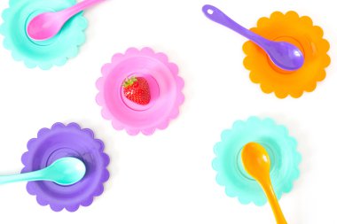 Çilek izole parlak uçan daire Beyaz