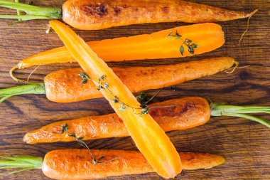 Üzerinde siyah dökme demir Tavada kavrulmuş havuç