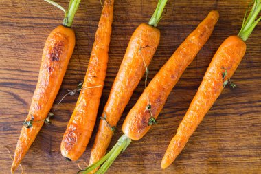 Üzerinde siyah dökme demir Tavada kavrulmuş havuç