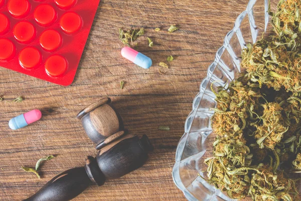 Pupeny marihuana na skleněnou desku a léky — Stock fotografie