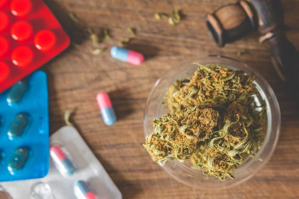 Les bourgeons de marijuana dans la plaque de verre et les médicaments — Photo