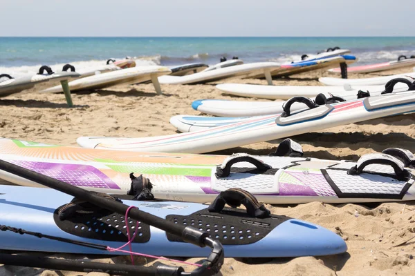 Windsurfbrett mit Segel im Sand liegend — Stockfoto