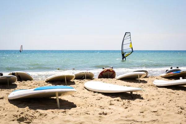 Windsurfbrett mit Segel im Sand liegend — Stockfoto