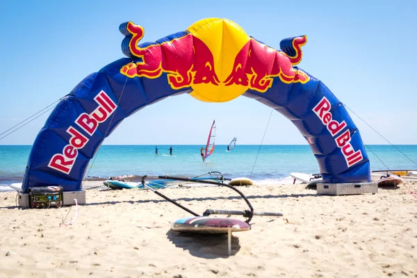 Odesa, ukraine - 4. Juni 2016: Windsurfwettbewerb. Red Bull Promo Bogen am Strand — Stockfoto