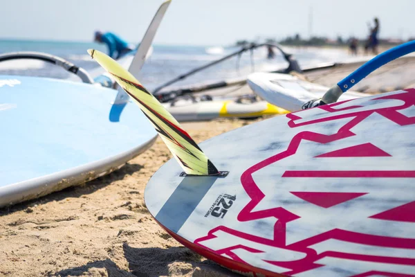 Tablas de surf tumbadas en la arena boca abajo — Foto de Stock