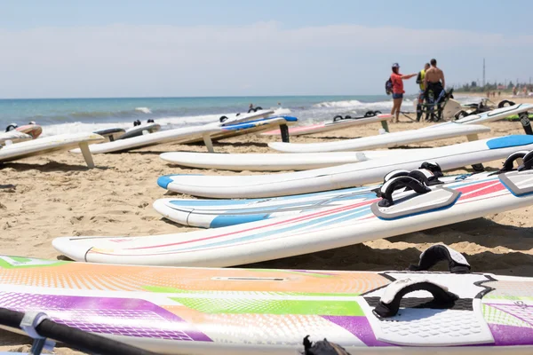 Windsurfbrett mit Segel im Sand liegend — Stockfoto