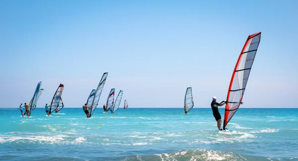 Windsurfing plachty na modrém moři — Stock fotografie