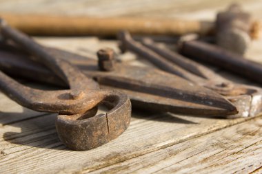 El aletleri ahşap arka plan üzerinde paslı kümesi. Vintage Fotoğraf