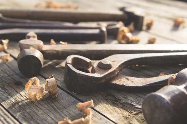 Roestige set van handgereedschap op een houten achtergrond. Vintage foto — Stockfoto