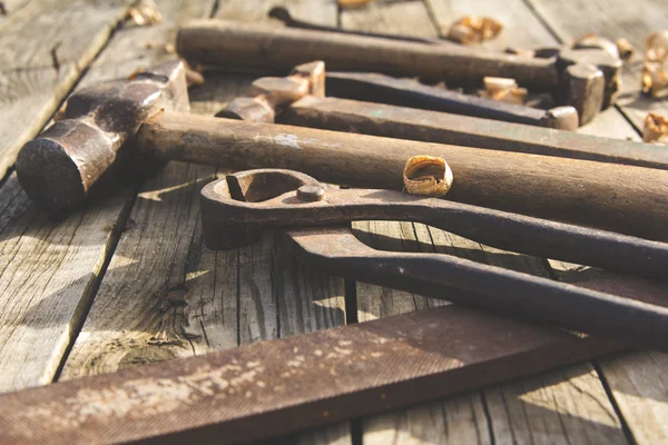 Ржавый набор ручных инструментов на деревянном фоне. Винтажное фото — стоковое фото