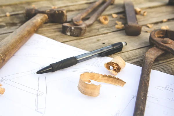 素描、 铅笔和木制的桌子上生锈的旧工具 — 图库照片