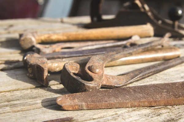 生锈套手工具在一个木制的背景上。老式照片 — 图库照片