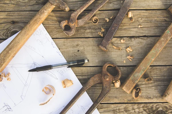 Sketsa, pensil dan alat-alat tua berkarat di atas meja kayu — Stok Foto