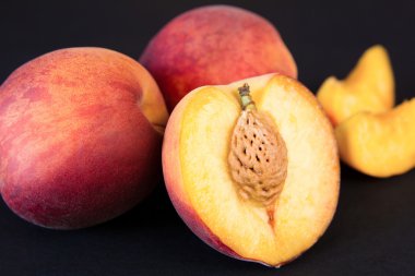 Siyah bir zemin üzerine taze şeftali görüntüsünü kapatmak