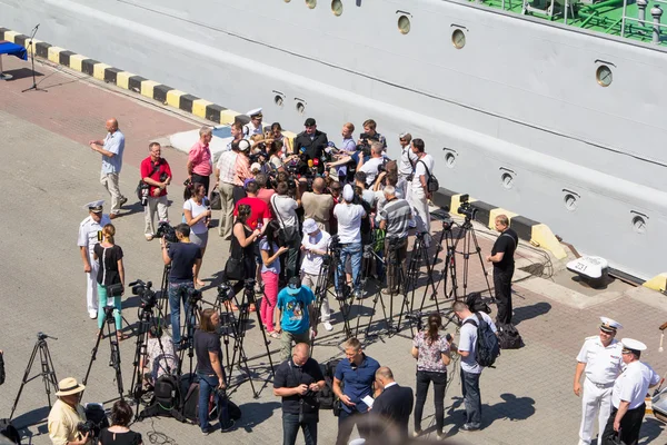 Odesa, Oekraïne-juli 03, 2016: correspondenten en cameramanen op de haven van de zeehaven van Odessa tijdens de viering Oekraïense Marinedag wachten op de Vizit president Poroshenko — Stockfoto