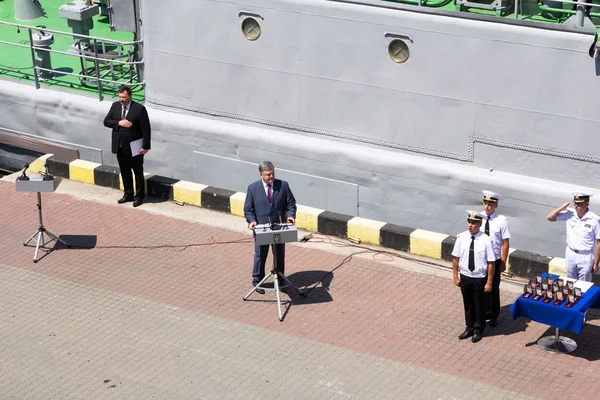 Odessa, Oekraïne - 03 juli 2016: Oekraïnse president Petro Poroshenko op de pier van de haven. Viering van de Marine dag. — Stockfoto