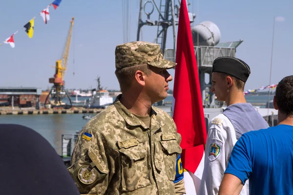 Odesa, Oekraïne-juli 03, 2016: Oekraïens militair officier in de haven, bewaken tijdens viering Navy Forces dag — Stockfoto