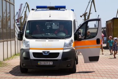 Odesa, Ukrayna - 03 Temmuz 2016: Liman iskelesinde ambulans . Donanma günü kutlaması.