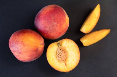 Siyah bir zemin üzerine taze şeftali görüntüsünü kapatmak