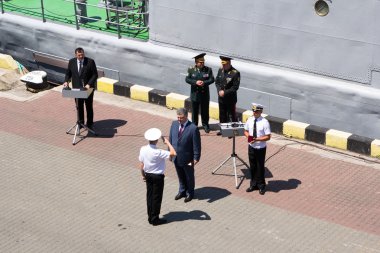 Odesa, Ukrayna - 03 Temmuz 2016: Başkan Petro Poroshenko denizciler ve asker Odessa port iskelede Ödülleri. Donanma günü kutlama.