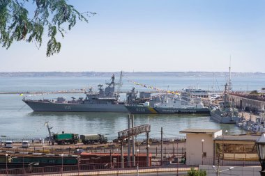 Odesa, Ukrayna - 03 Temmuz 2016: Hetman Sahaydachny Zırhlısı, donanma kuvvetlerinin kutlama günü limana demirledi