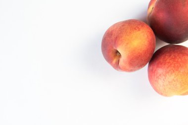 Beyaz izole olgun sulu şeftali