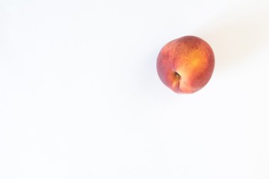 Beyaz izole olgun sulu şeftali