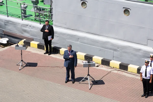 Odessa, Oekraïne - 03 juli 2016: Oekraïnse president Petro Poroshenko op de pier van de haven. Viering van de Marine dag. — Stockfoto