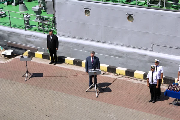 Odessa, Oekraïne - 03 juli 2016: Oekraïnse president Petro Poroshenko op de pier van de haven. Viering van de Marine dag. — Stockfoto