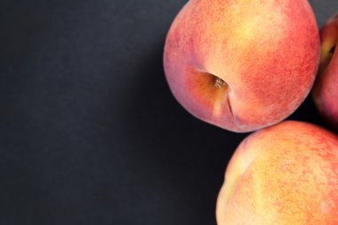 Siyah bir zemin üzerine taze şeftali görüntüsünü kapatmak