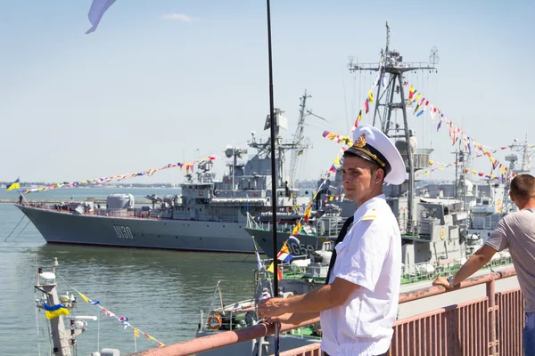 Odesa, Oekraïne-juli 03, 2016: Oekraïense marine officier in de haven, bewaken tijdens viering Navy Forces dag — Stockfoto