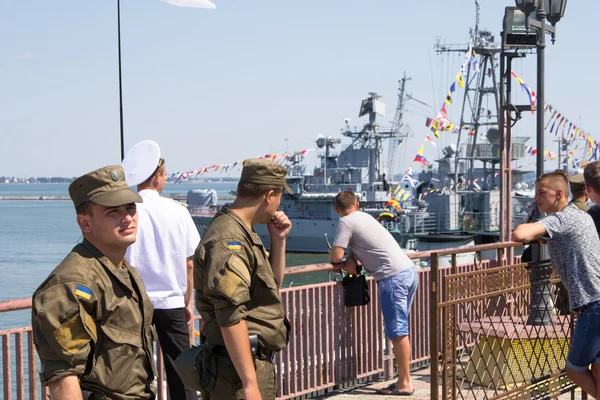 Odessa, Oekraïne - 03 juli 2016: Soldaat van Oekraïense nationale garde in de haven, bewaken tijdens viering Navy dwingt dag — Stockfoto