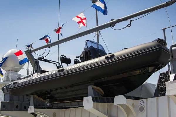 Odessa, Oekraïne - 03 juli 2016: Dinghy Voordedoeleinden van aanvoer en patrol aan boord van een oorlogsschip. De inscriptie de boot zee bewaken. Viering Oekraïens Navy dwingt dag — Stockfoto