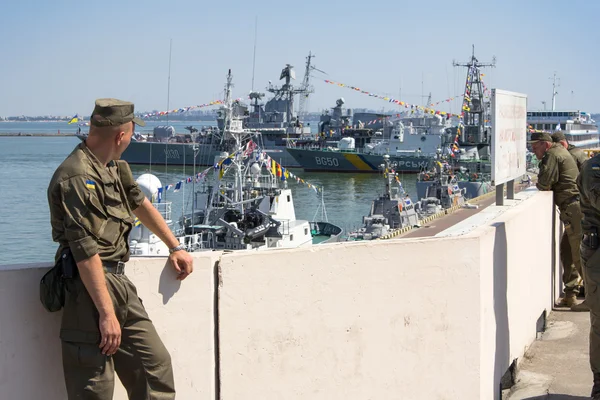 Odessa, Oekraïne - 03 juli 2016: Soldaat van Oekraïense nationale garde in de haven, bewaken tijdens viering Navy dwingt dag — Stockfoto