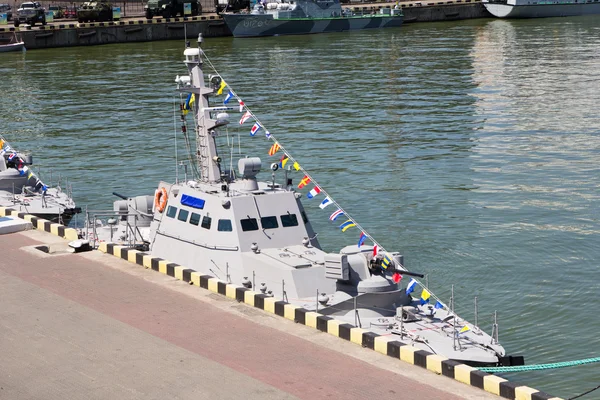 Odessa, Oekraïne - 03 juli 2016: Nieuwe gepantserde boten tijdens het schip naamgeving ceremonie. Dag van de Oekraïense Marine in Odessa — Stockfoto