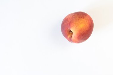 Beyaz izole olgun sulu şeftali