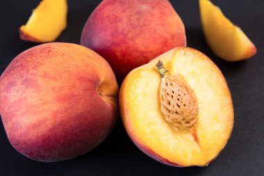 Siyah bir zemin üzerine taze şeftali görüntüsünü kapatmak